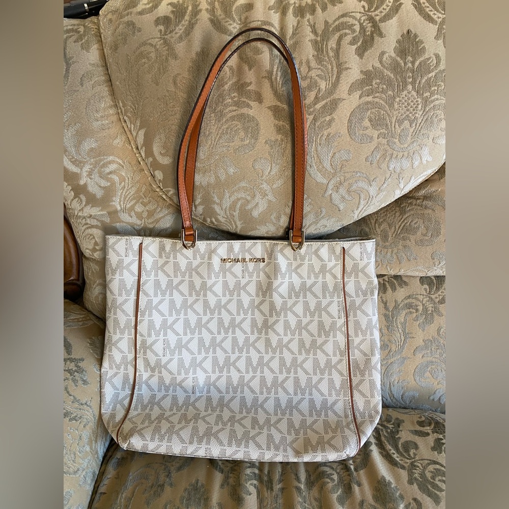 Michael Kors Cream and Tan Signature Tote ⚪️